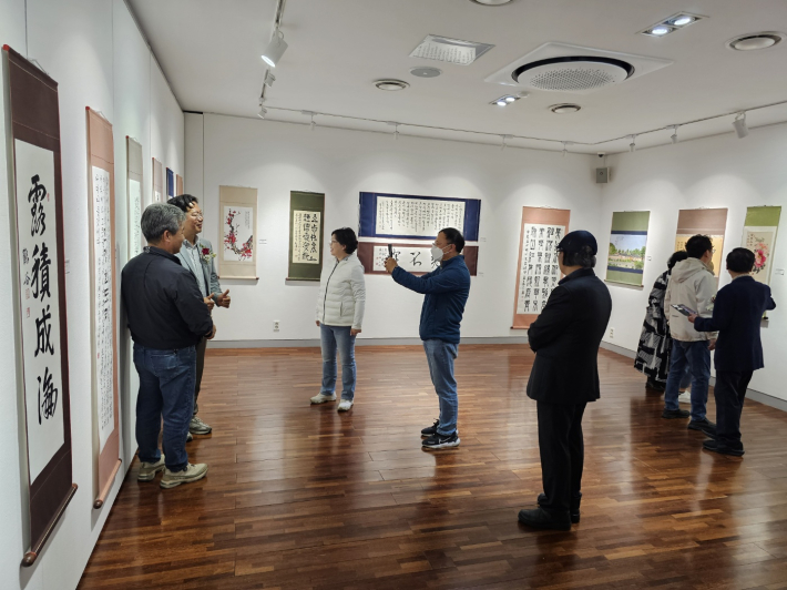 수원시립만석고공원 전시관에서 시민들이 서화 작품을 관람하고 있다