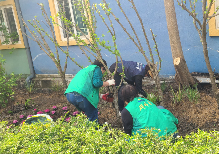 조원2동 단체원들이 성당길 입구에서 손바닥 정원을 조성하고 있다.