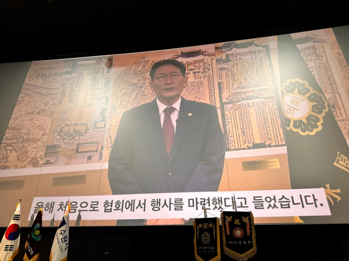 <김기정 수원시의회 의장이 축사를 하고 있다.>