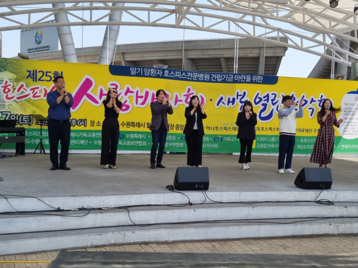 2부순서에서의 <옹기 장이> 선교단의 공연 모습