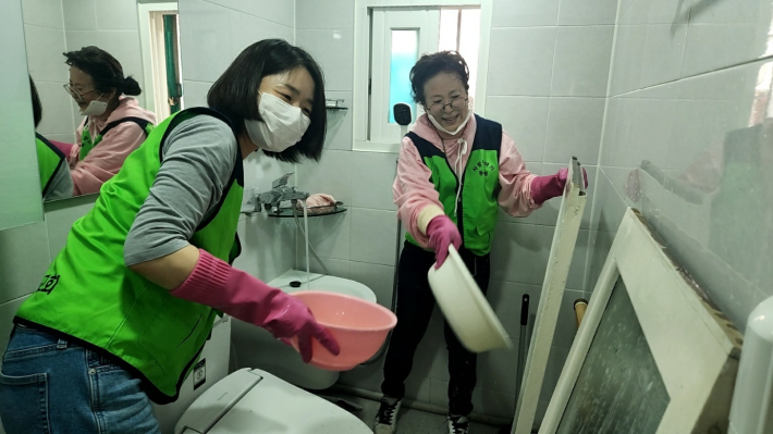 동수원장로교회 봉사단이 대상자 가정 화장실을 청소하고 있다.