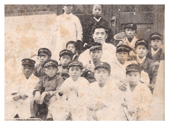 1921년 5월 1일 천도교소년회 창립 당시, 어린이들과 함께한 방정환.