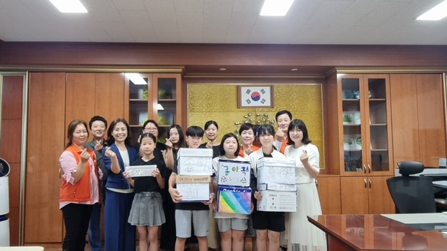 산남초등학교 학생들이 직접 모은 재활용품을 전달하고있다.