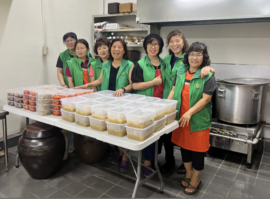 새마을부녀회 회원들이 복달임 음식을 준비하고 있다.