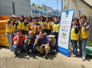 세류1동 지역사회보장협의체 위원들이 소외계층을 위한 장담그기 행사를 진행하는 모습이다.