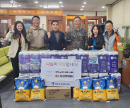 공군 제10전투비행단(준장 권영민) 대원들과 이재식 수원특례시의회 부의장, 세류1동 안순자 동장이 전달식 후 기념촬영을 했다.