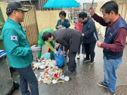 우만1동 직원들과 통장협의회 단체원 등이 참여하여 종량제 쓰레기 봉투 샘플링 점검을 했다.