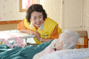 김용자 씨가 요양센터에서 어르신과 이야기를 나누고 있다.