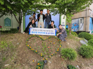 광교2동장과 주민자치회 임원진들이 32단지 맞은편에 꽃을 심었다