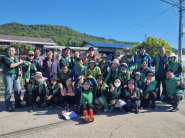 장안구 새마을부녀회·협의회가 송산포도농장에서 일손을 돕고있다.