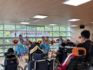 수원시 여성문화공간 휴의 나니 아이나훌라 동아리(훌라댄스)가 장애인 시설을 방문해 재능기부 공연을 펼치고 있다.