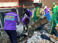 쓰레기를 청소중인 주민자치회 위원들