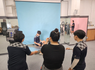 영신중학교 학생들이 12일 수원여대 방송콘텐츠과 멘토링에 참여하고 있다.