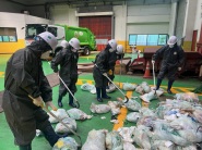 망포2동 주민 및 직원들이 반입된 쓰레기 샘플링을 실시하고 있다.