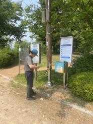 한 시민이 서호공원에 설치된 해충기피제분사기를 사용하고 있다