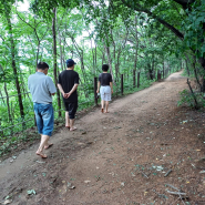 덕성산 산책길, 맨발로 걷는 가족