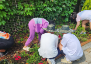 정원을 율전지역아동센터 아동들과 함께 가꾸는 모습