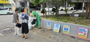 매교동 주민, 직원, 환경관리원 합동으로 생활폐기물 수거운반 대행업체 현장평가를 실시하고 있다.