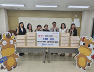 수원어린이집협의회 소속 원장님들이 우만1동에 직접방문하여 후원품을 전달하였다.