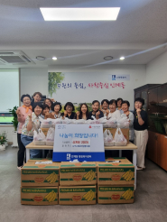 인계동 행정복지센터에서 박선영 동장 및 지역사회보장협의체 위원이 삼계탕 전달식 관련 전달식 기념촬영을 하고 있다.