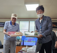 수곡경로당에 만두2팩 후원 하고 있다.