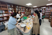 세류3동 새마을문고에서 주민들이 컵케이크를 만들고 있다. 