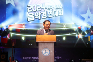  이재식 의장이 17일(토) 수원청소년문화센터 온누리아트홀에서 열린 2024 전국 청소년 음악경연대회에서 인사말을 하고 있다.