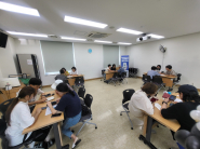 1:1 교육으로 어르신들이 알고 싶은 것 중심으로 차분차분 교육이 진행되고 있다.