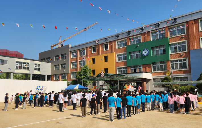 수원의 지동초에서 '지동가족 한마음 체육대회' 개최했다.