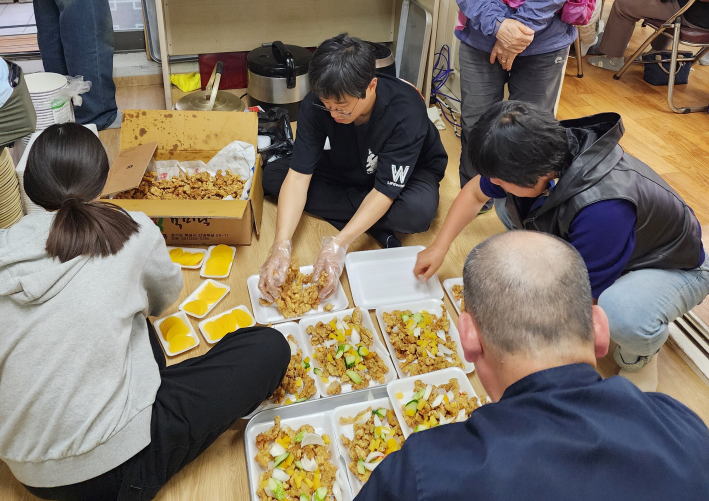 화이트형제봉사단(대표 김효순)의 식사 봉사 준비 모습