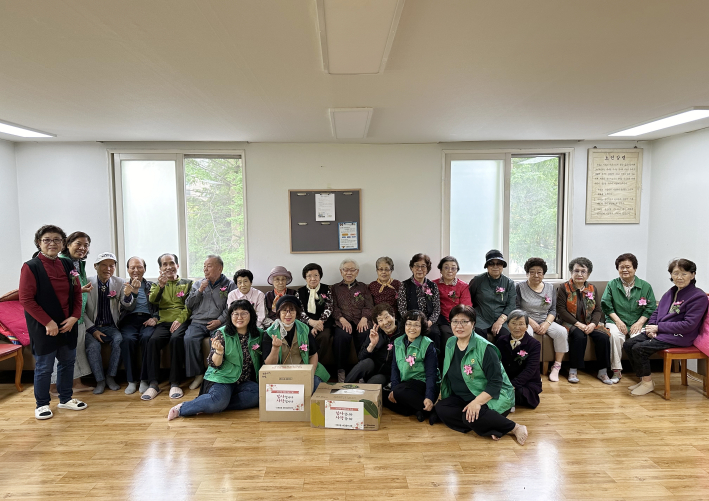 조원2동 새마을부녀회에서 경로당 어르신들께 카네이션과 다과를 전달했다.