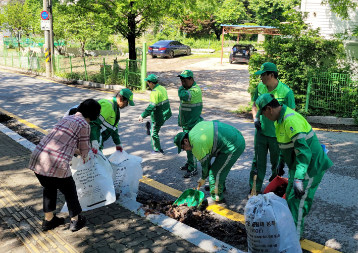 송죽동 직원과 환경미화원들이 집중 청소작업을 실시하고 있다.