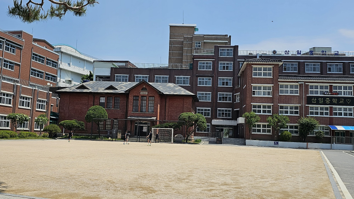 삼일중학교  전경  (왼편 2층 건물이 1923년 건축됨)