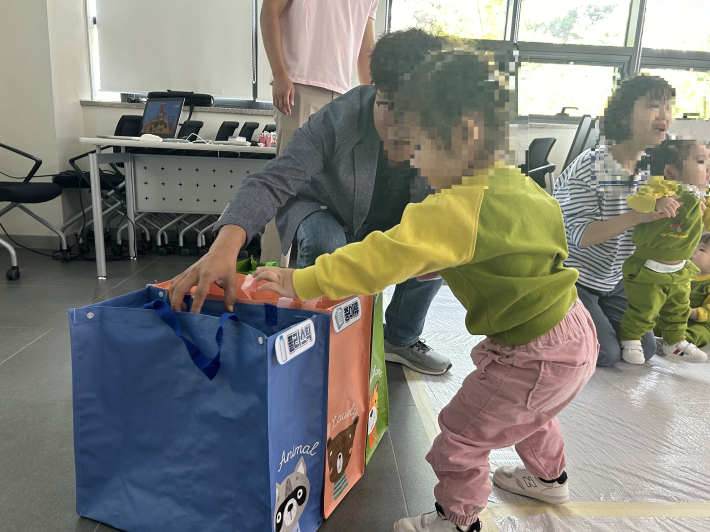 권태건 행정민원팀장이 참좋은나무어린이집 어린이들과 함께 실내 분리배출 체험교육을 체험하고 있다.