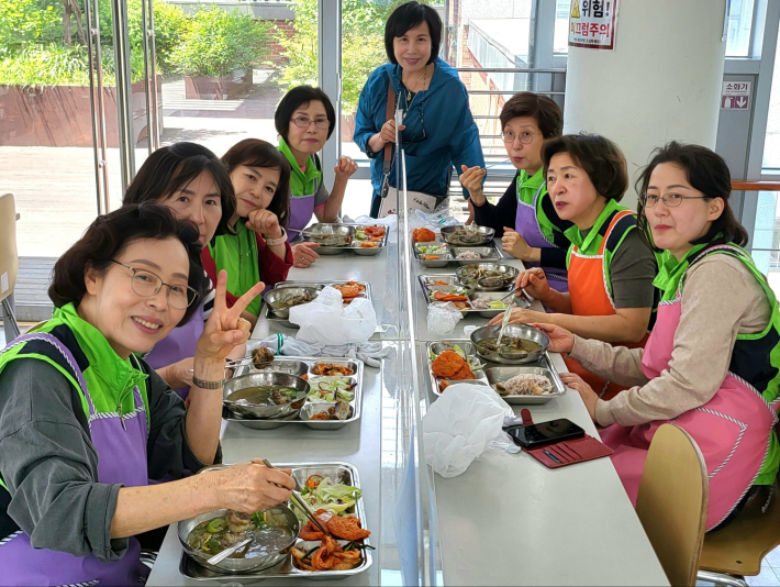 무지개봉사단(단장 전현)이 4층 경로식당에서 천원특식 급식봉사를 했다.
