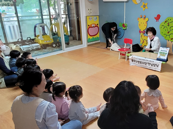 햇님달님 봉사단이 정기적으로 지역사회 어린이집에서 동화구연 봉사를 하는 모습이다.