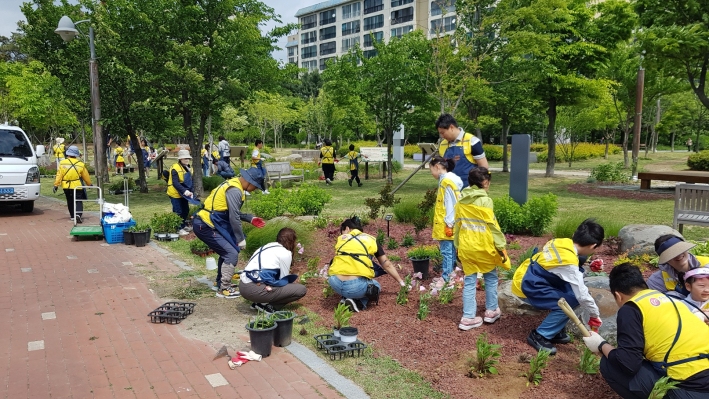 우리동네 손바닥정원 가족봉사단이 정원을 조성하고 있다. 