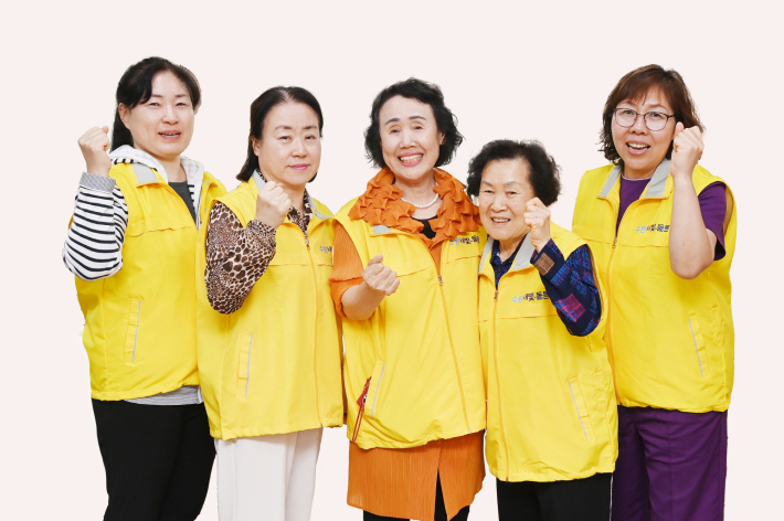 김용자씨가 새빛돌보미로 활동하는 A+굿모닝전문요양센터 직원들과 함께하고 있다. 