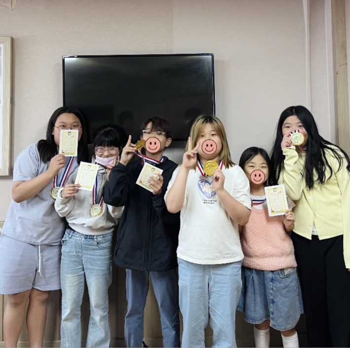 '내 상을 받아주상' 문화활동에 참여하여 상품을 수여받은 서호초 학생들