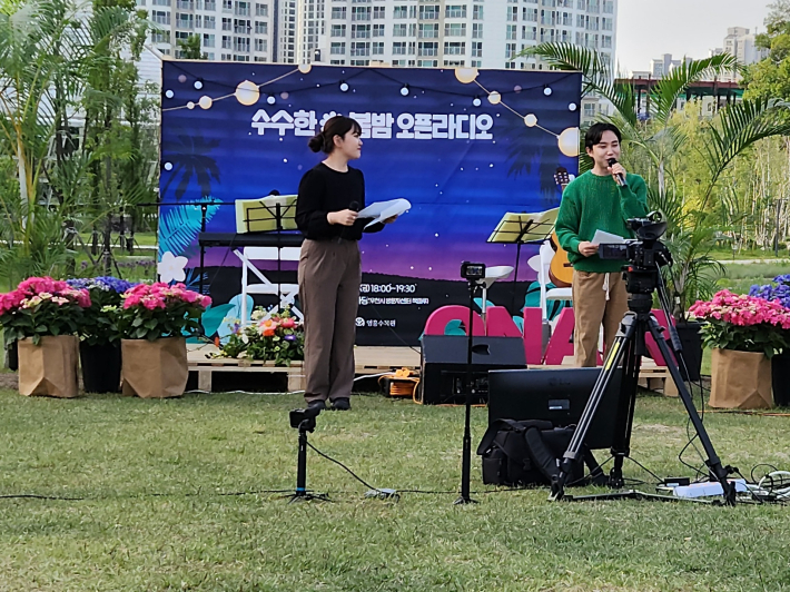 '수수한 봄-밤'의 시작을 알리는 '오픈 라디오' 생방송 진행자 권하율 방송제작자와 서지희 청춘로스터리카페 DJ