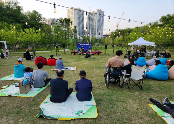영흥수목원 잔디광장에서 수수한 봄밤 오픈라디오가 진행되고 있다.