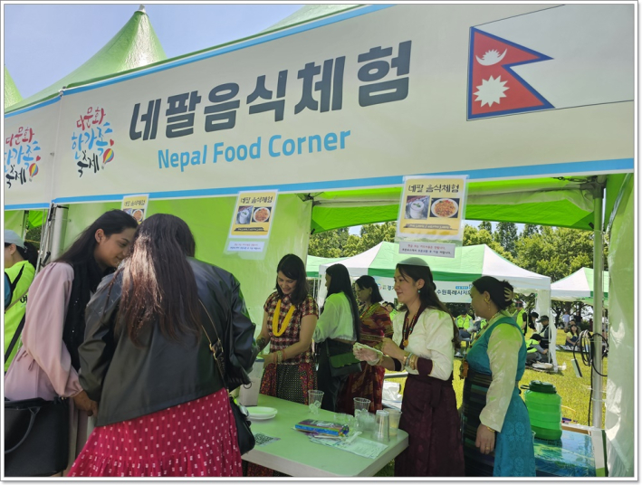 네팔음식 체험부스에서는 네팔 전통 의상을 입고, 고유 음식을 만들어 판매하고 있다.