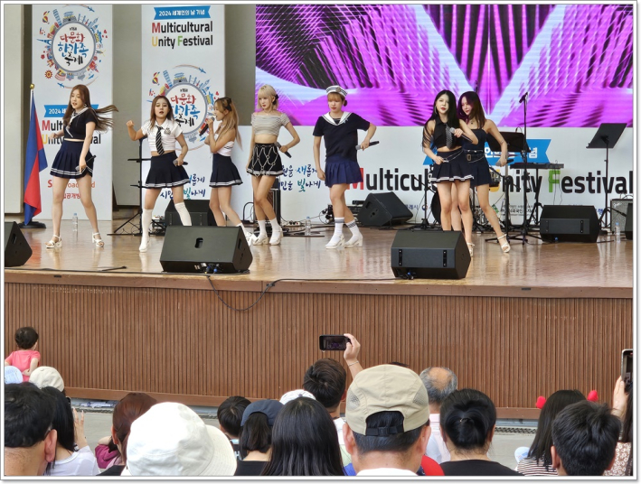 시크한아이들 걸그룹의 젊은 무대 공연은 관람하는 시민들을 즐겁게 하였다.