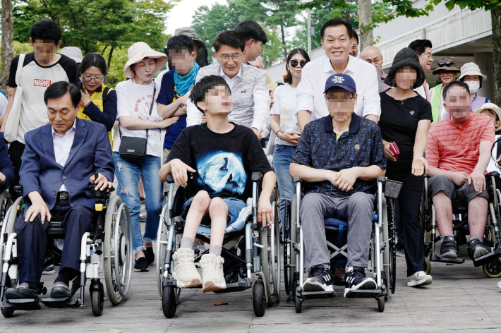 지난해 9월 장애인과 비장애인이 함께하는 걷기대회에 참가한 이재준 수원특례시장이 장애인 참가자와 함께 행진하고 있다.