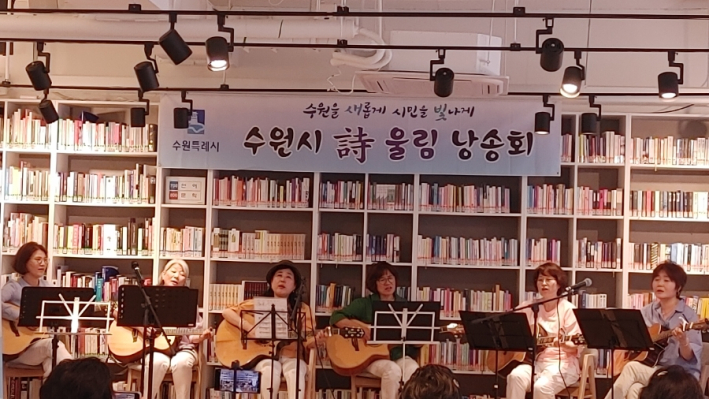 당가딩가 기타 동아리는 김종환의 '사랑을 위하여'와 김만수의 '푸른시절'을 기타반주에 맞춰 노래했다.