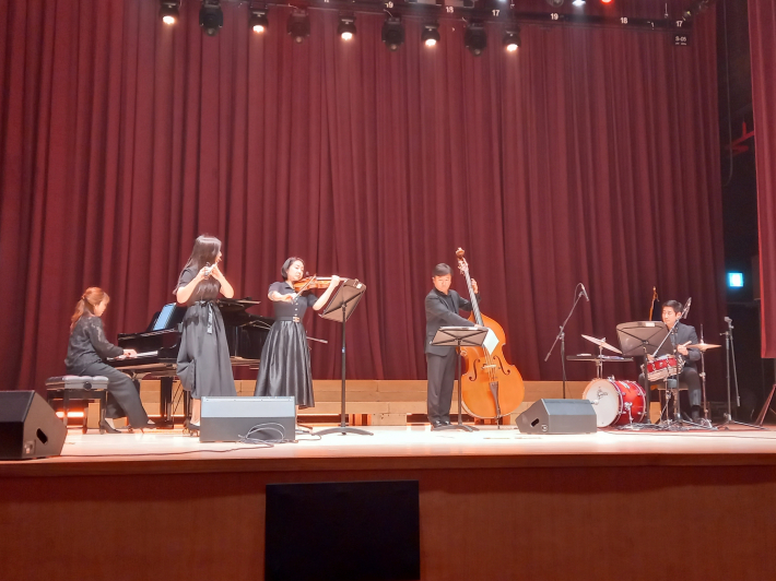 개관식 기념 수원시립교향악단 공연도 시민들의 마음을 어루만졌다. 시향 크로스오버 앙상블 연주에 플루트와 바이올린이 함께 했다. 