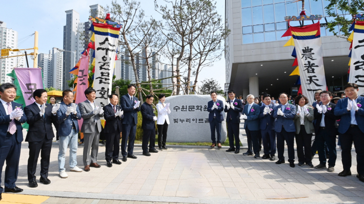이재준 시장(왼쪽 6번째), 김봉식 수원문화원장(왼쪽 7번째), 이재식 수원시의회 부의장(왼쪽 5번째) 등 참석자들이 개관식에서 테이프를 자르고 있다.