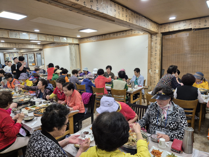 문화활동 참여 어르신들이 갑사 서울식당에서 점심식사를 하고 있는 모습이다. 