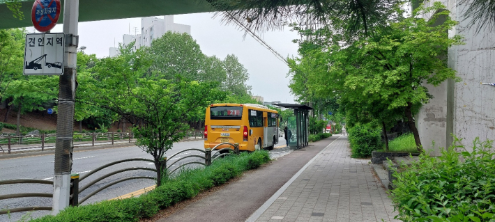 시내버스는 물론 마을버스도 정차한다. 
