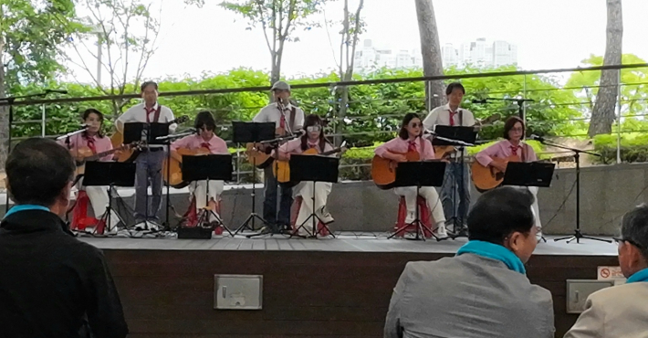 미션통기타연주팀이 축하공연을 펼치고 있다.